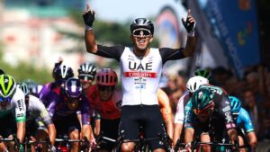 Хуан Себастьян Молано на финише первого этапа «Вуэльты Бургоса — 2023». Фото: Getty Images