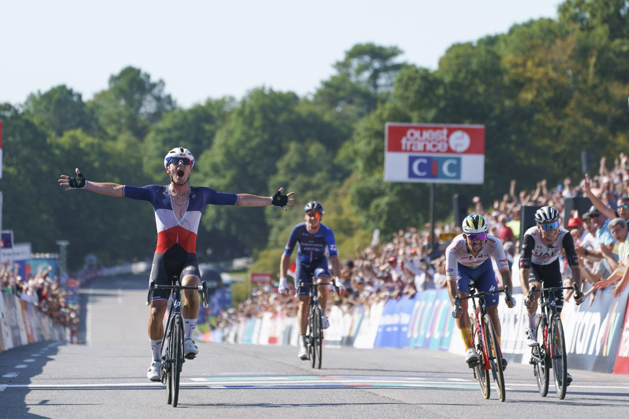 Валентин Мадуа выиграл одну из старейших велогонок — Bretagne Classic Ouest — France