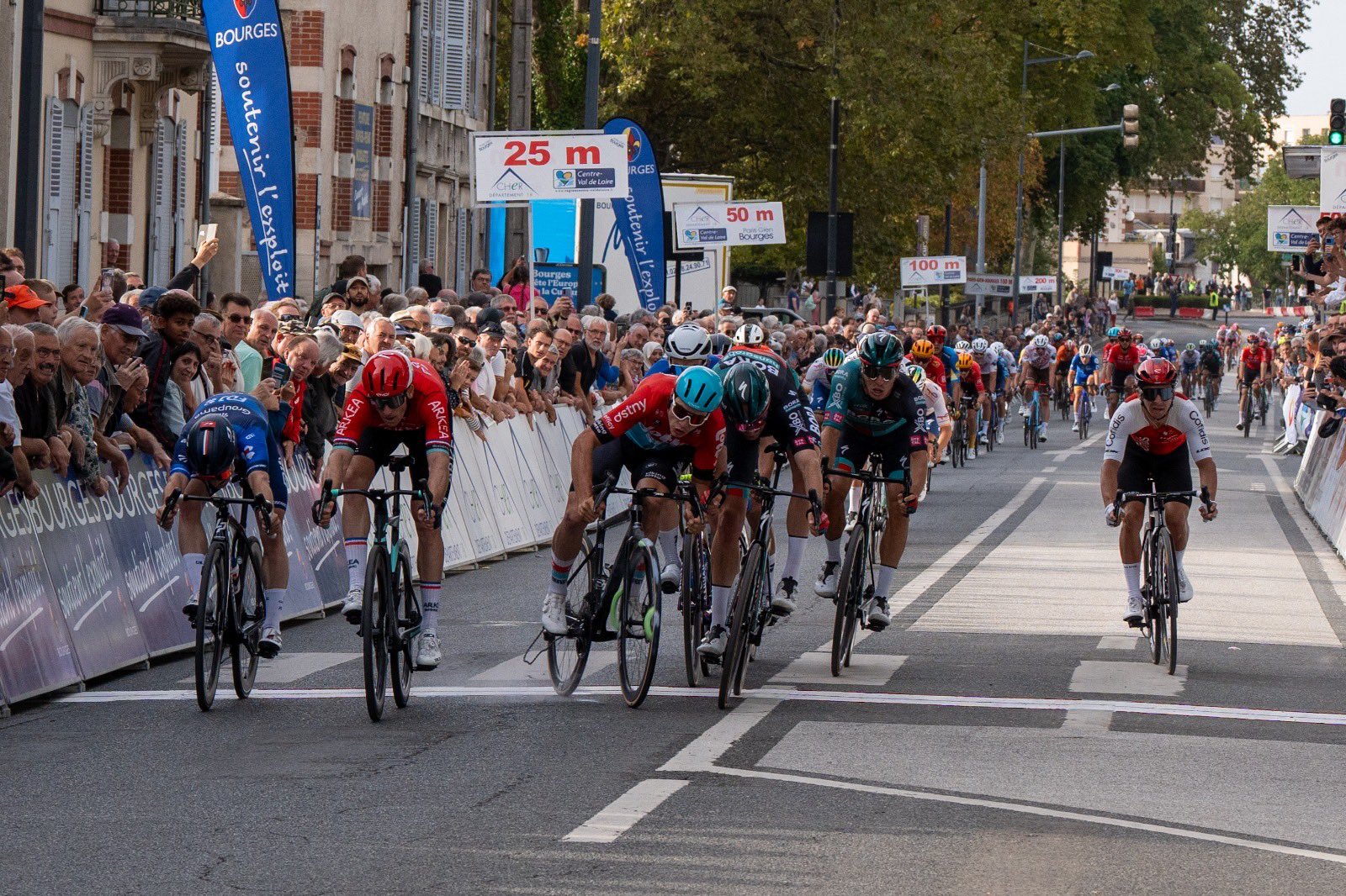 Арно Демар и Арно Де Ли борются за победу на велогонке «Париж — Бурж — 2023»