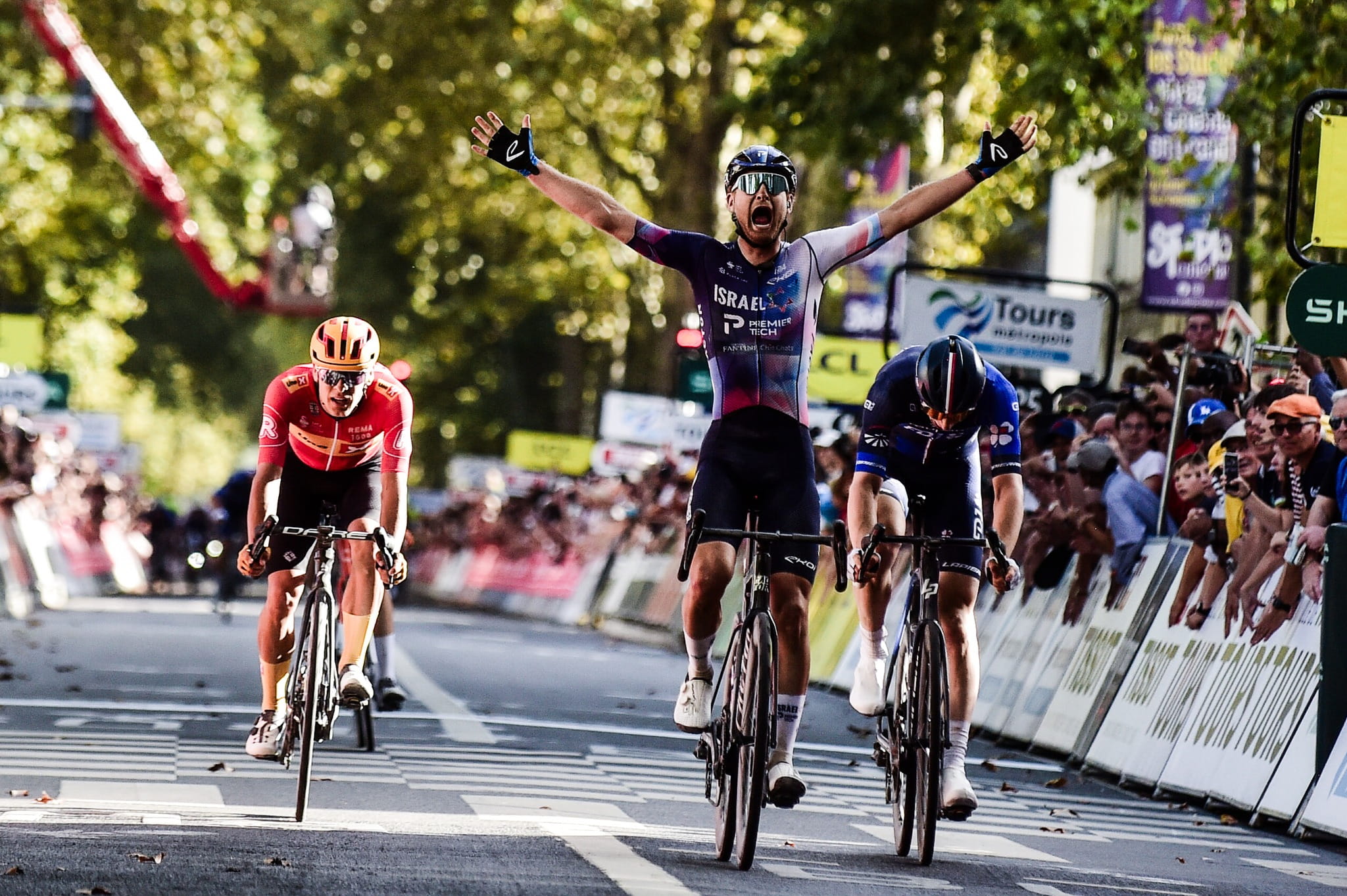 Райли Шиан стал неожиданным победителем престижной велогонки «Париж — Тур»