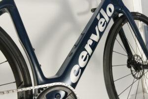 Cervélo представил Rouvida — первую модель бренда с электроприводом, доступную как в шоссейном, так и гравийном варианте.