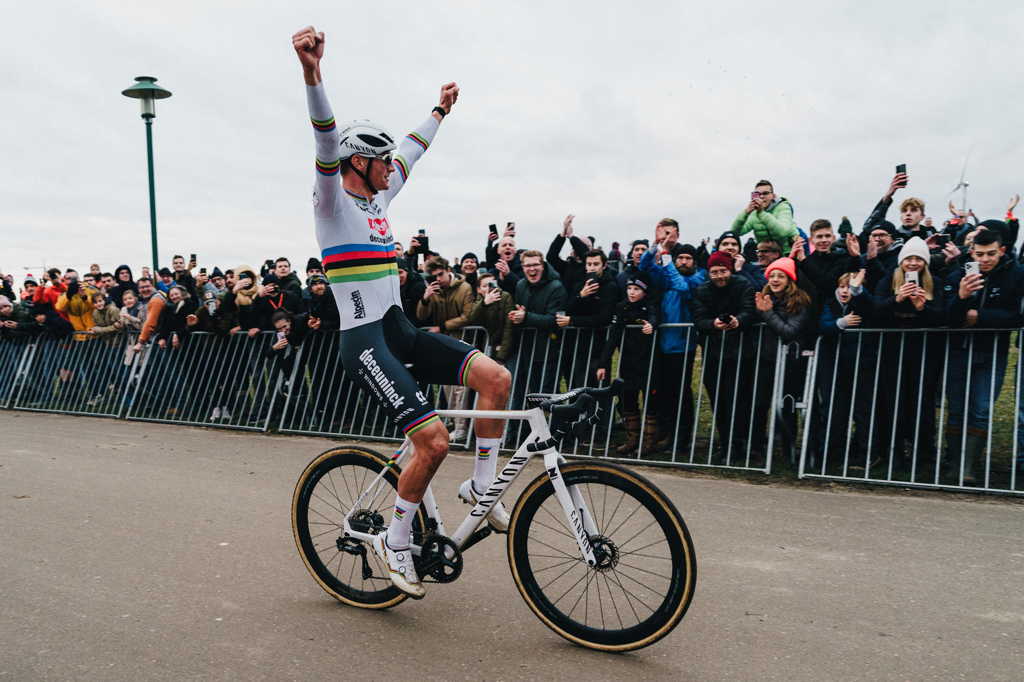 Матье ван дер Пул легко выиграл 9-й этап Кубка мира по велокроссу