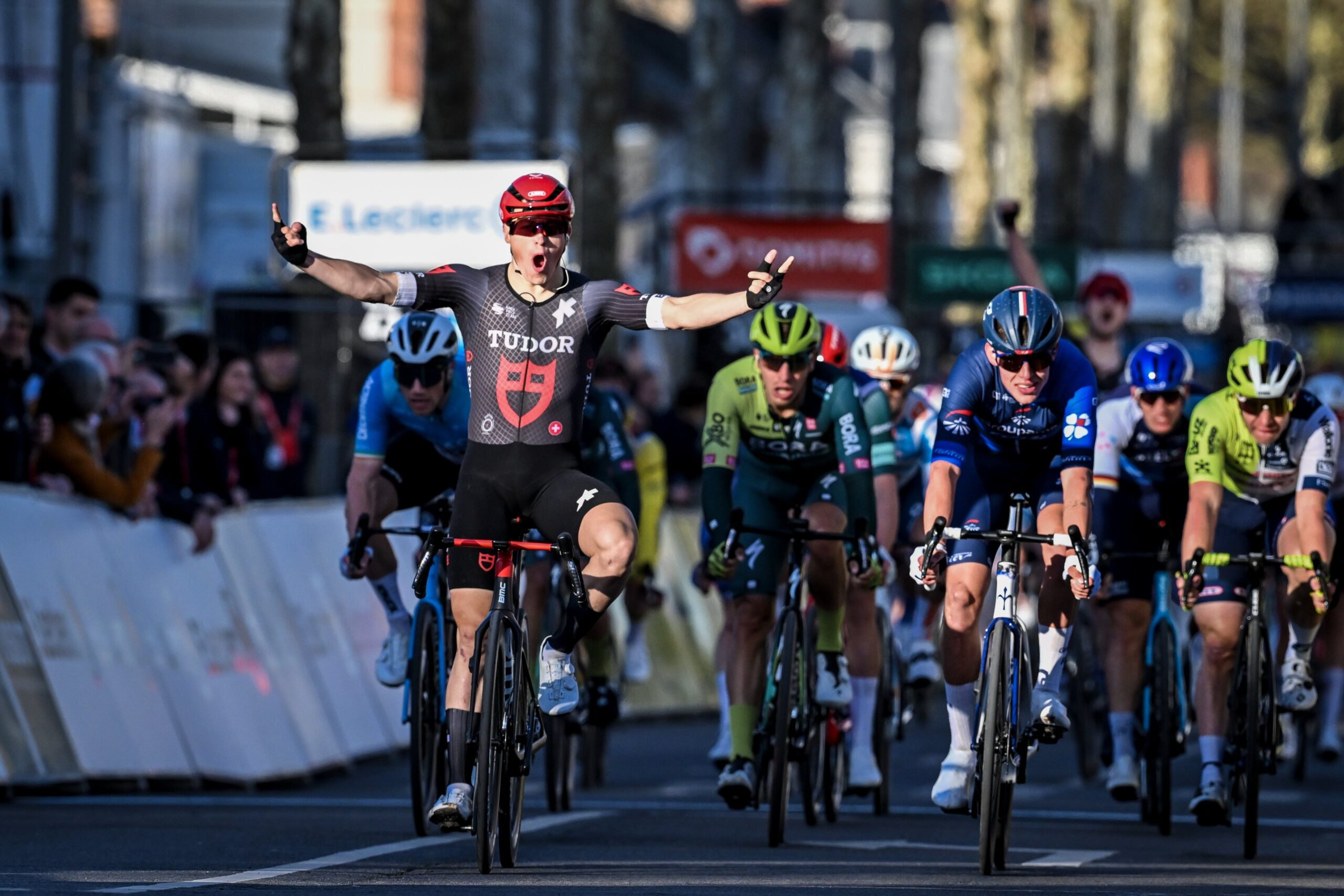 Арвид де Клейн выиграл спринт в финале второго этапа велогонки «Париж — Ницца»