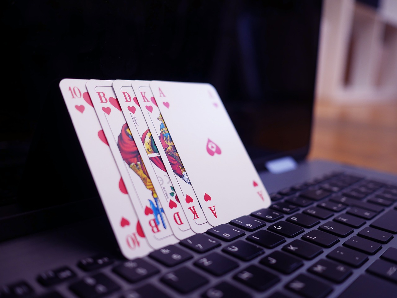 Как в онлайн казино играть без вложений и потерь?