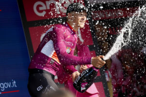 Джонатан Милан в цикламеновой майке. Фото: Ilario Biondi / Sprint Cycling Agency © 2023