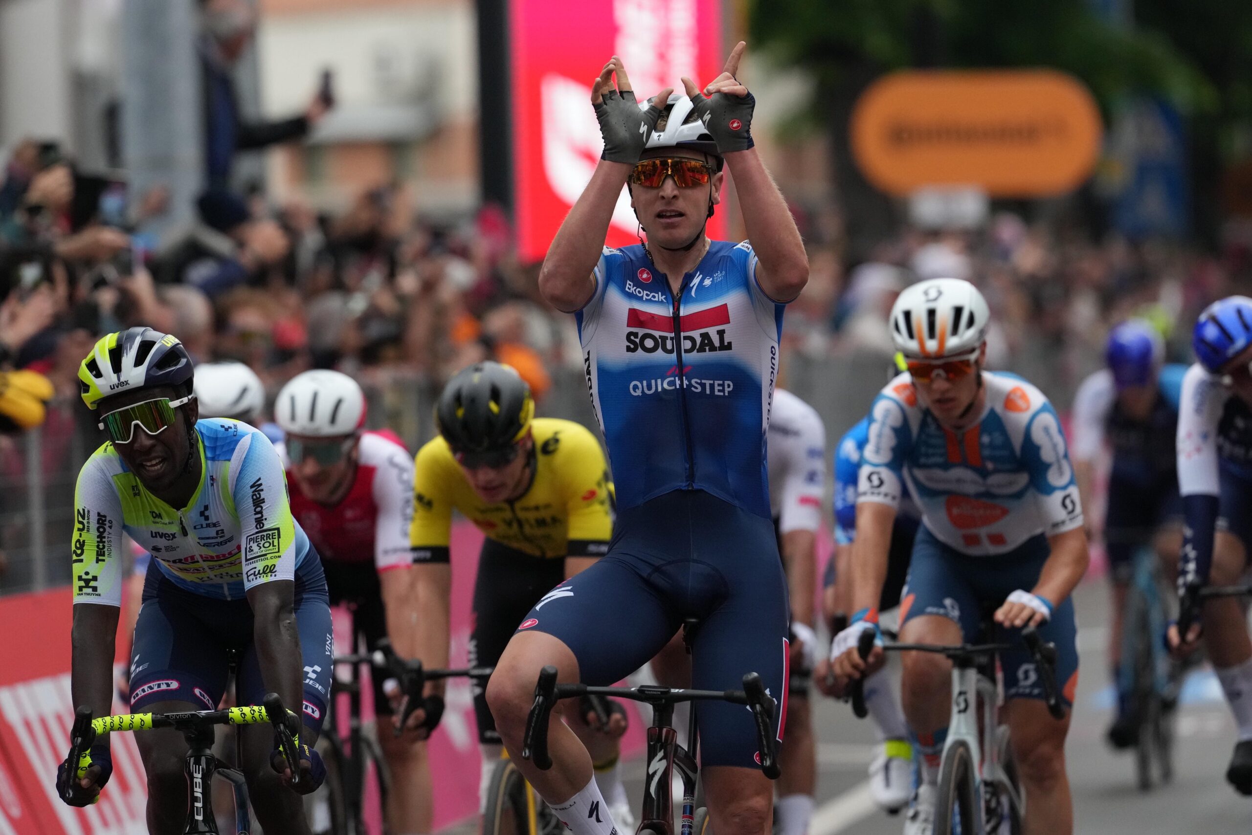 Тим Мерлир выиграл первый спринтерский этап «Джиро д’Италии»