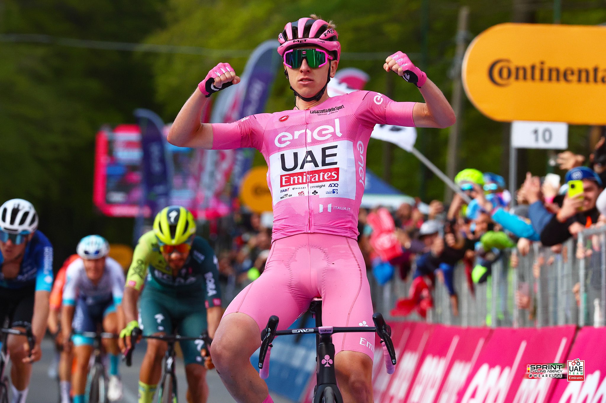 Тадей Погачар сделал хет-трик на «Джиро д’Италии», выиграв восьмой этап велогонки