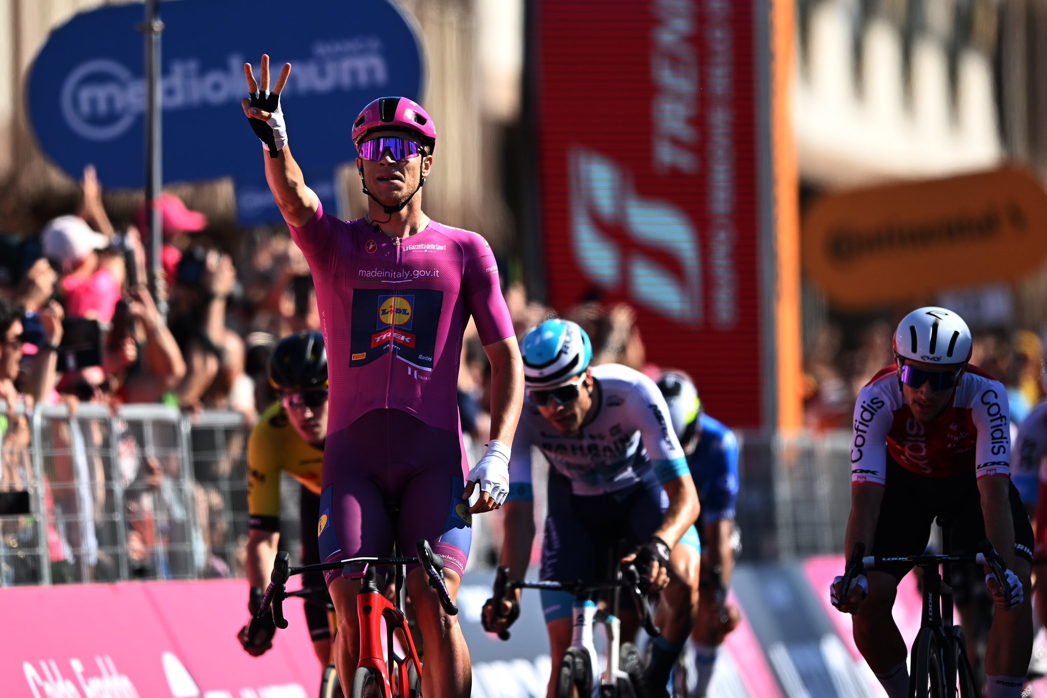 Хет-трик: Джонатан Милан выиграл тринадцатый этап «Джиро д’Италии»
