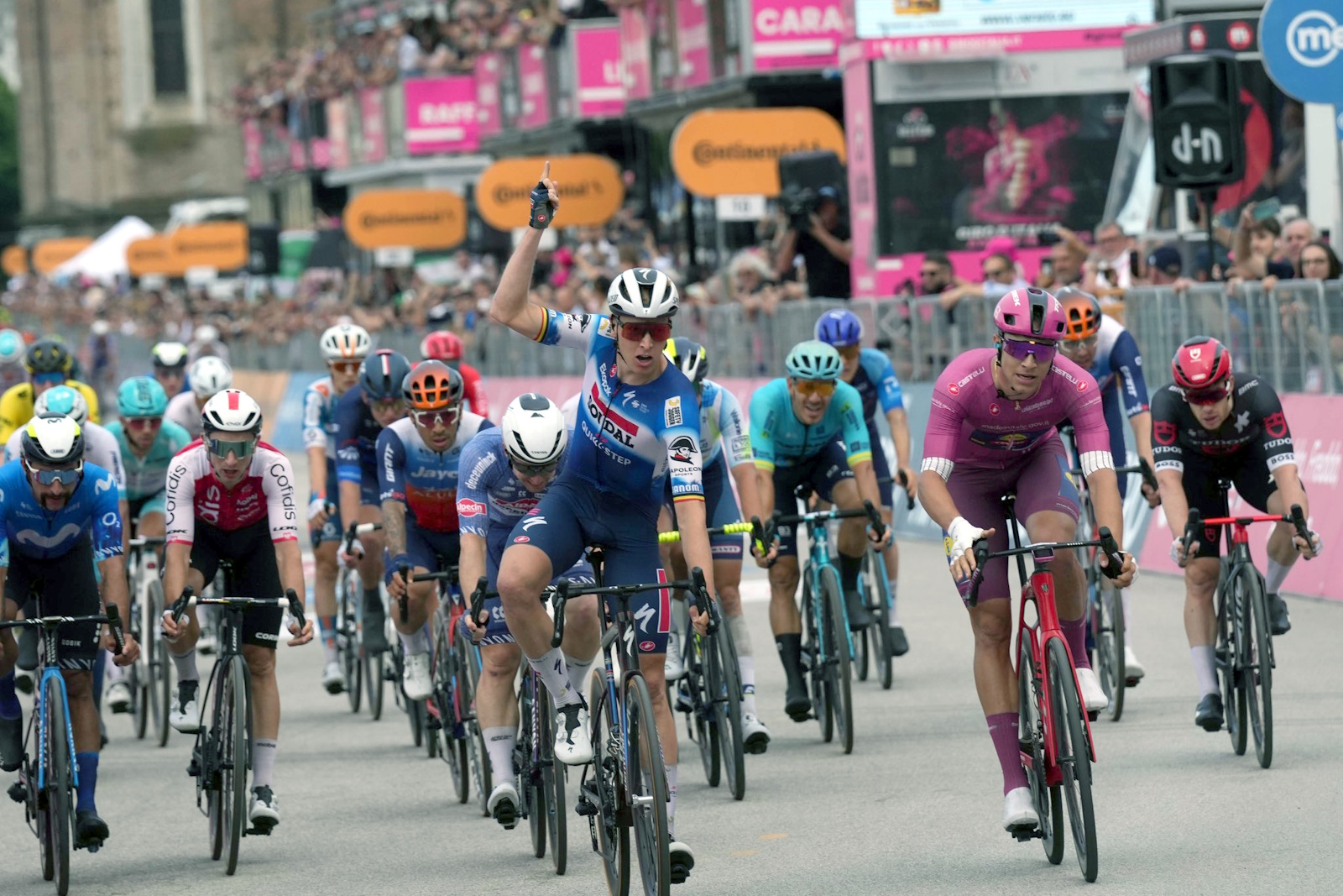 Тим Мерлир одержал победу на 18-м этапе велогонки «Джиро д’Италия»