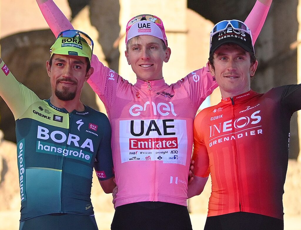 Подиум 107-го издания Джиро д'Италии: Тадей Погачар, Даниэль Фелипе Мартинес и Герайнт Томас.