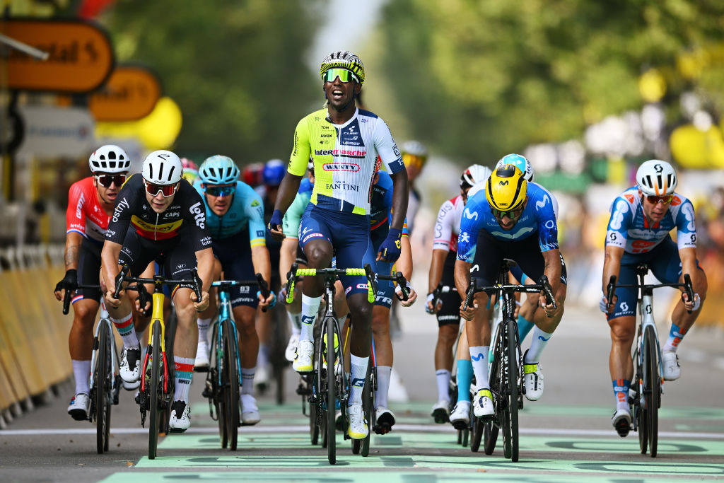 Биниам Гирмай выиграл спринт на третьем этапе велогонки «Тур де Франс»