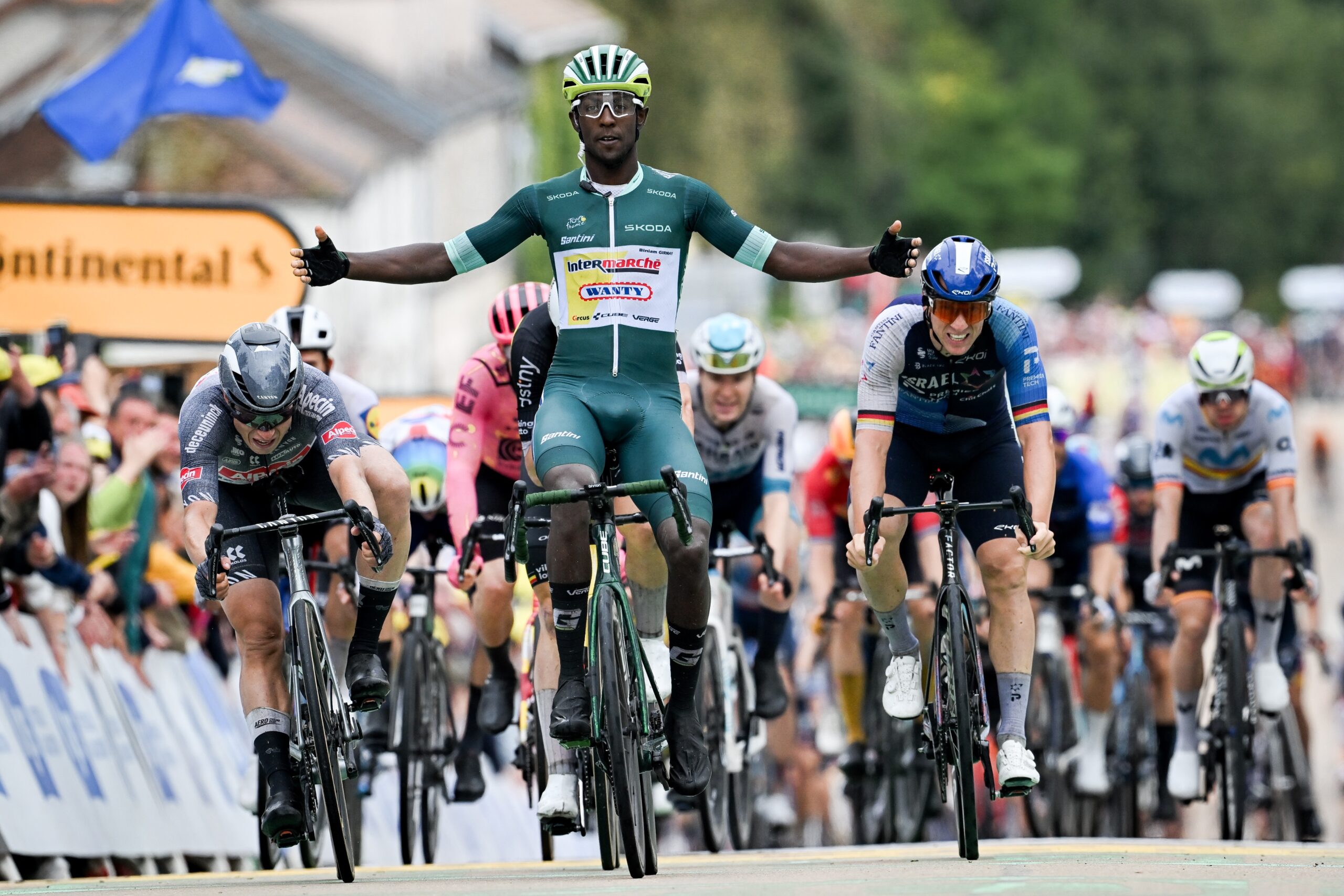 Победу на 8-м этапе «Тур де Франс» одержал Биниам Гирмай — дубль эритрейского велогонщика