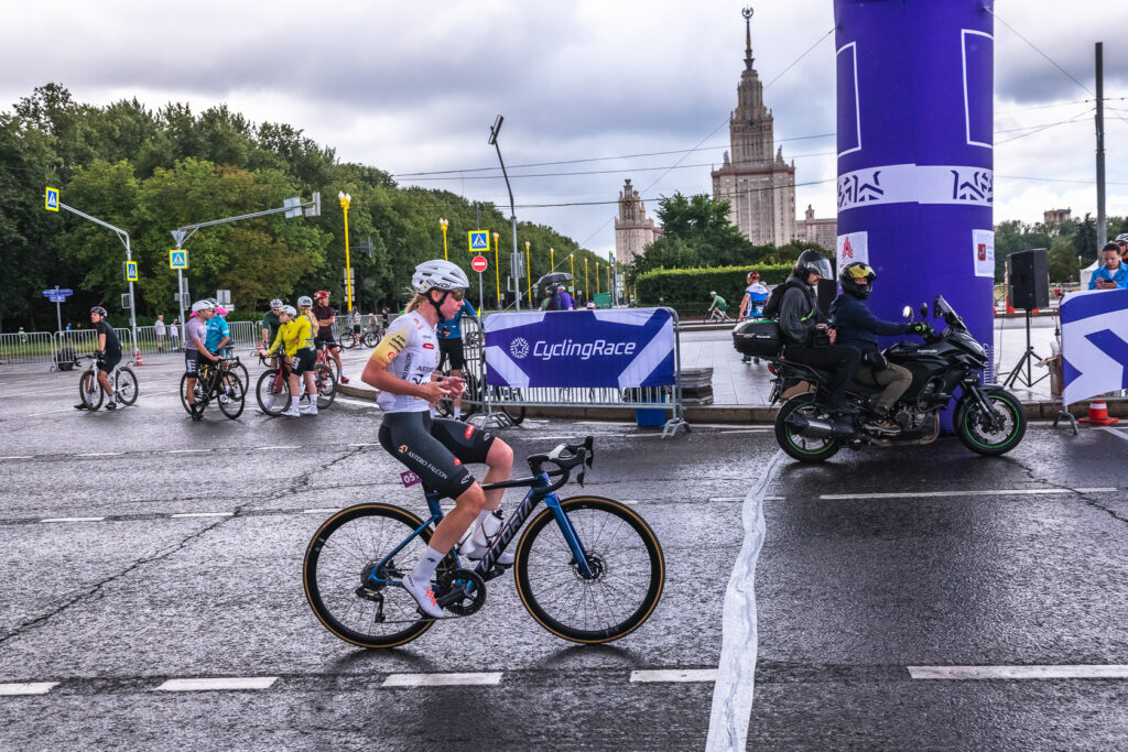 Сольный победный финиш Дарьи Фоминой после короткого проливного дождя на последних кругах.