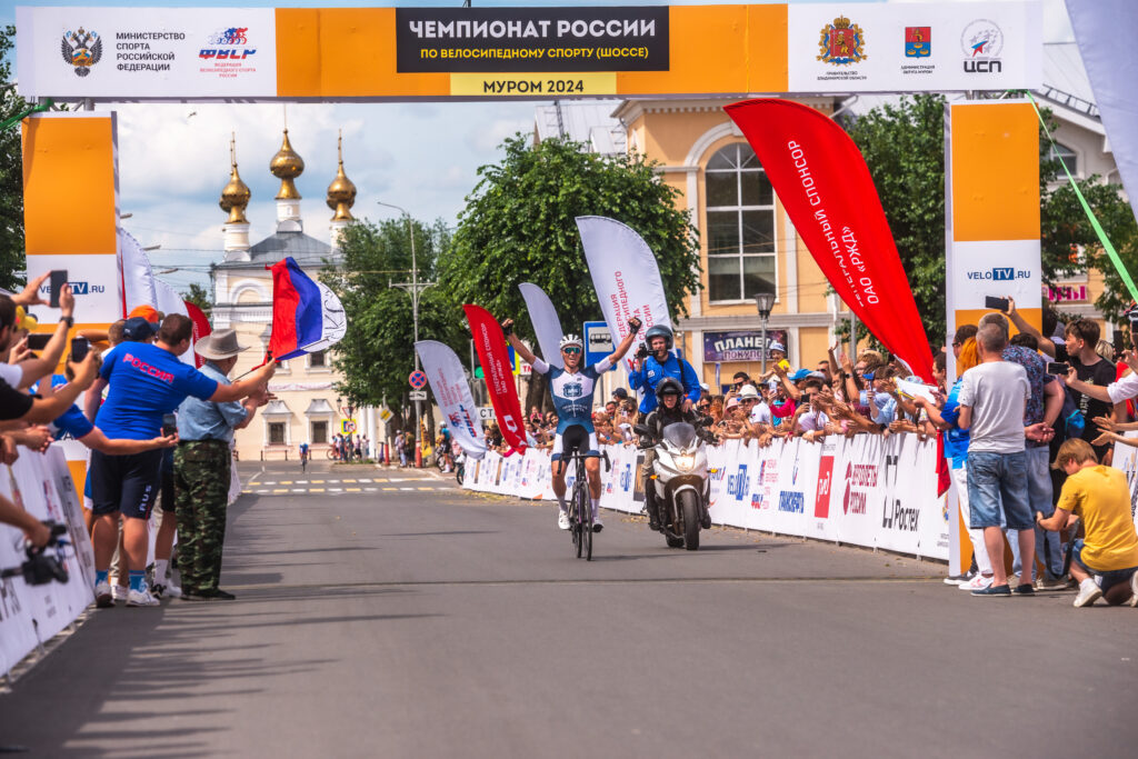 Победный жест Петра Рикунова на групповой гонке чемпионата России в Муроме 2024 года.