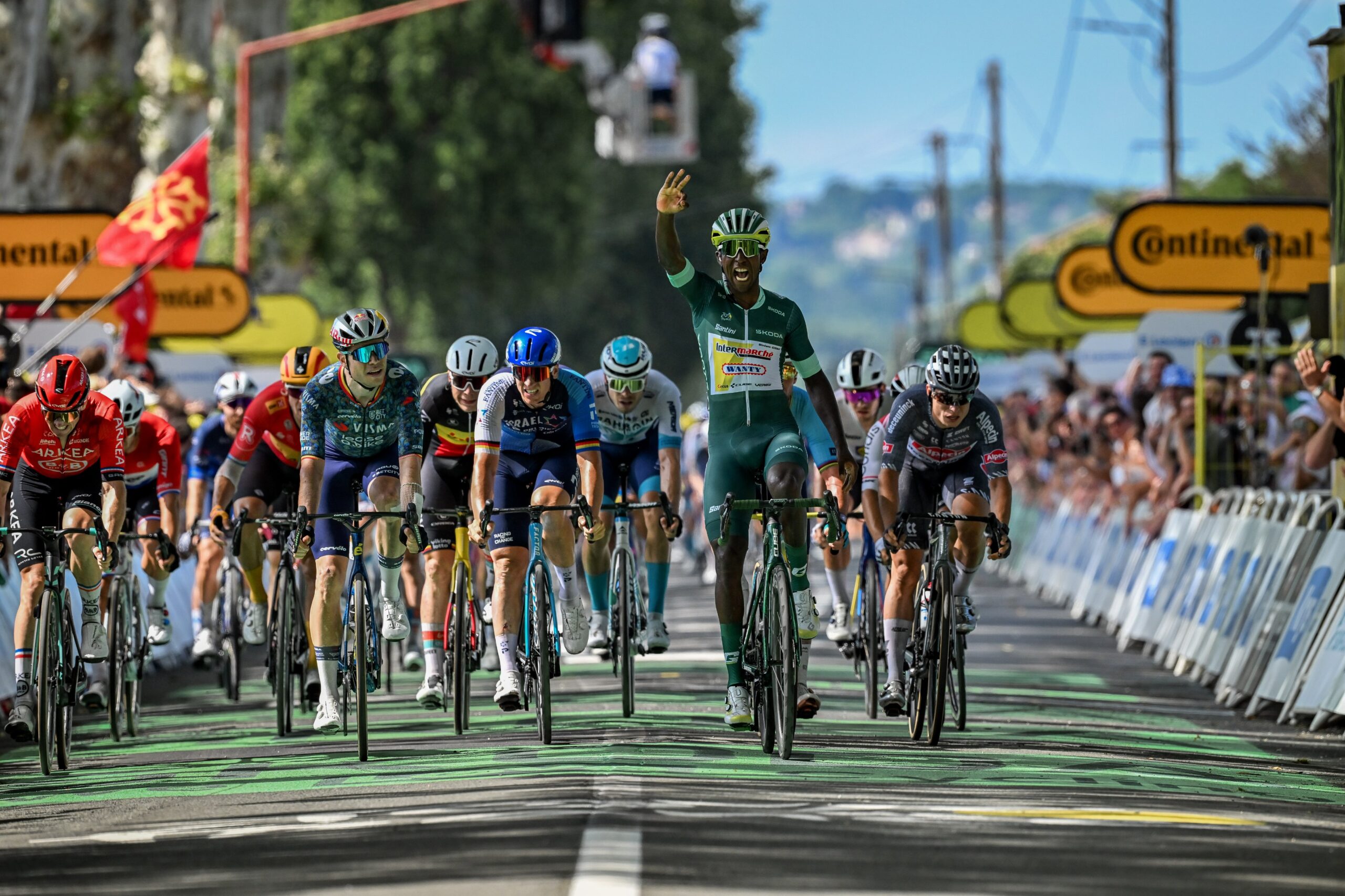 Биниам Гирмай оформил хет-трик на «Тур де Франс»