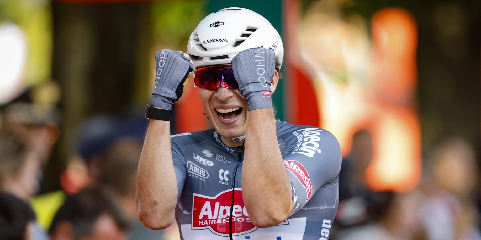 Первый этап «Вуэльты Испании» завершился победой Йеспера Филипсена