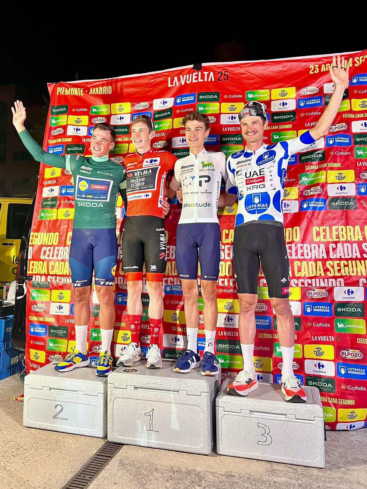 После сорванного финала «Вуэльты» гонщики устроили импровизированный подиум на парковке отеля
