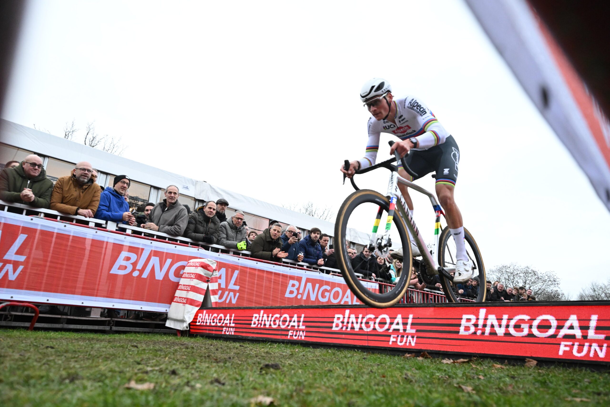 Матье ван дер Пул вчистую разгромил соперников на этапе Кубка мира по велокроссу в Антверпене