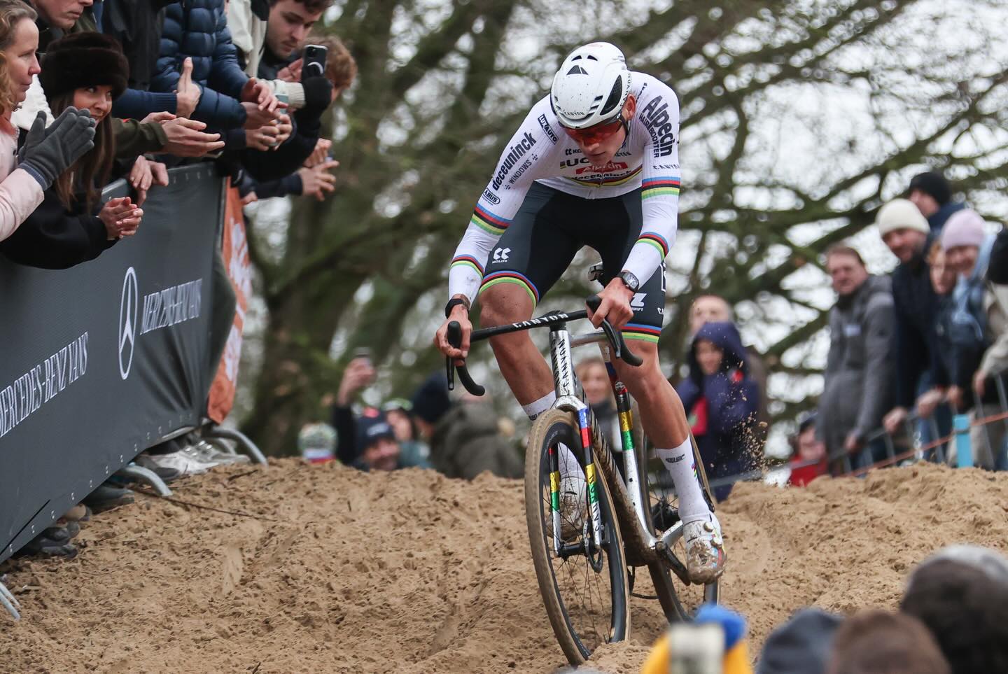 Матье ван дер Пул продолжает штамповать победы на этапах Кубка мира по велокроссу