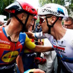 Джонатан Милан (слева) и Тим Мерлир после победы бельгийца на третьем этапе Тур де Франс — 2025. Фото: Getty Images