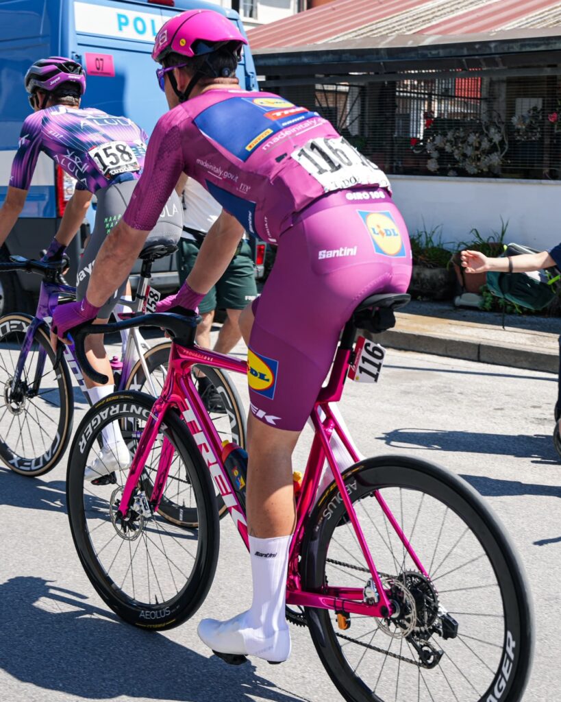 Мадс Педерсен в цикламеновой майке Мадс Педерсен в цикламеновой майке