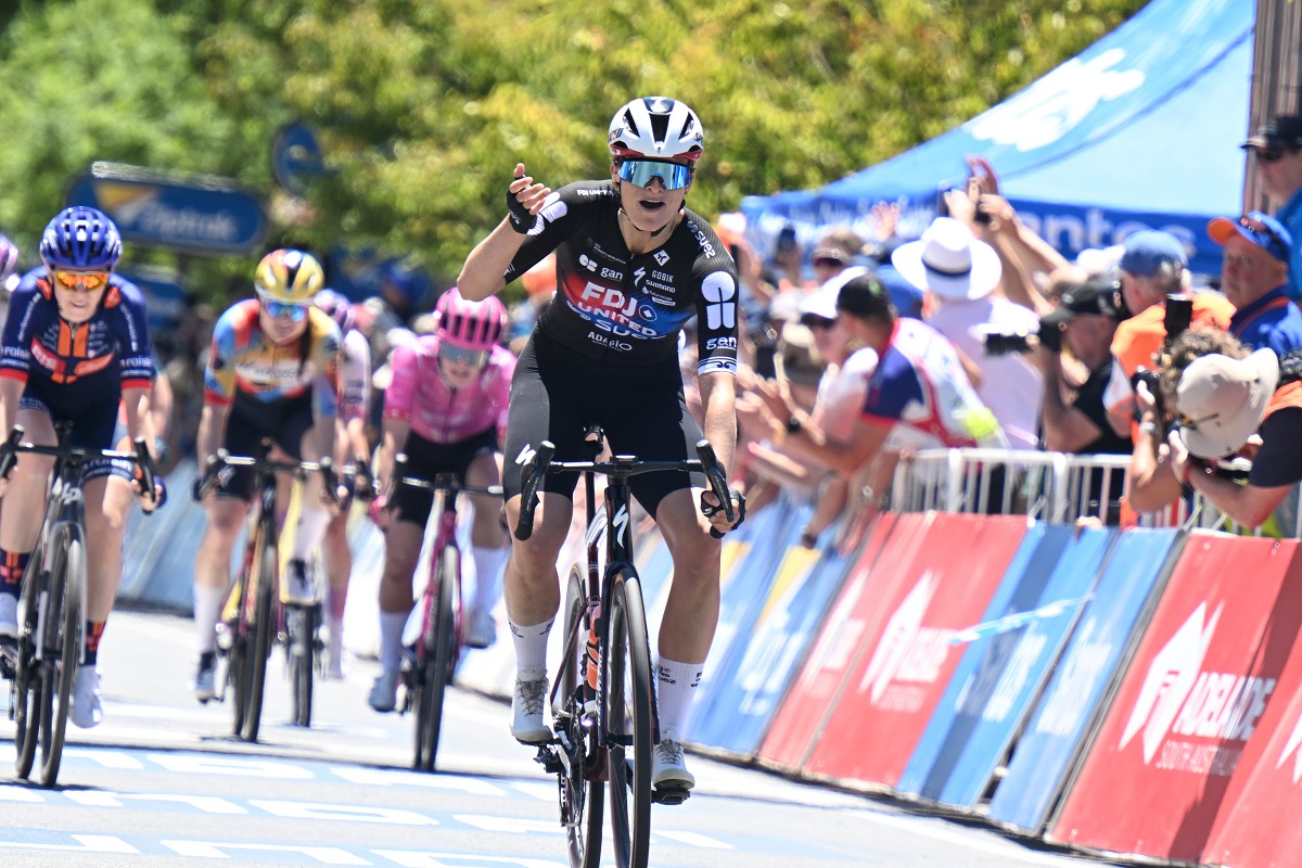 Элли Уолластон открывает сезон WorldTour триумфом на вершине Виллунги