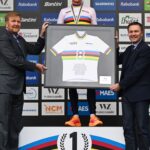 Король Нидерландов Виллем-Александр и президент UCI вручают Матье ван дер Пулу уникальную майку в честь восьмого титула чемпиона мира по велокроссу