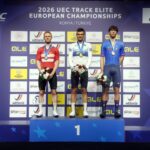 Лев Гонов (в центре)