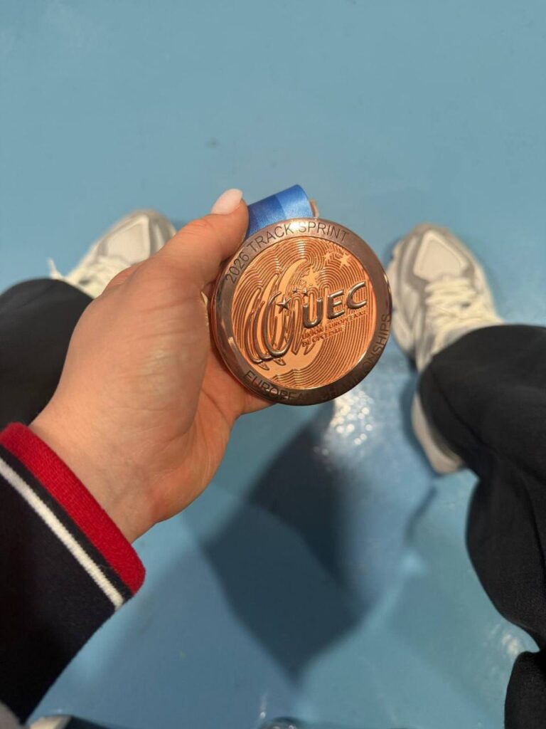 Бронзовая медаль Алины Лысенко, полученная на чемпионате Европы по трековому велоспорту 2026 года