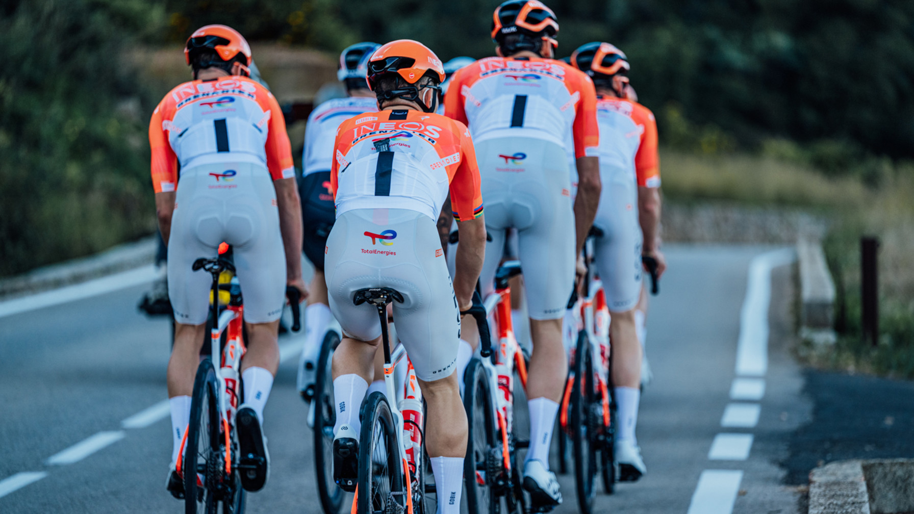 INEOS Grenadiers сменила скандальные серые биб-шорты на&nbsp;чёрные перед европейской весной