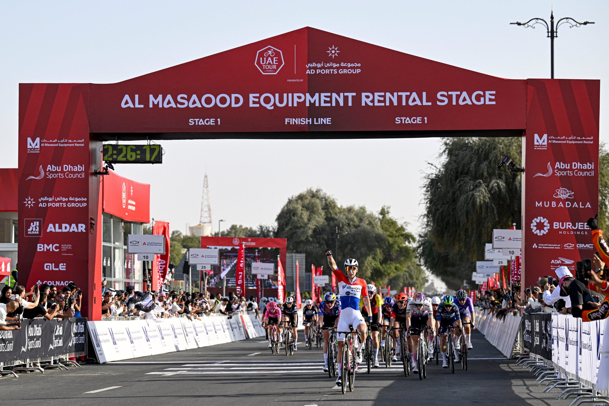 Лорена Вибес выигрывает первый этап UAE Tour Women