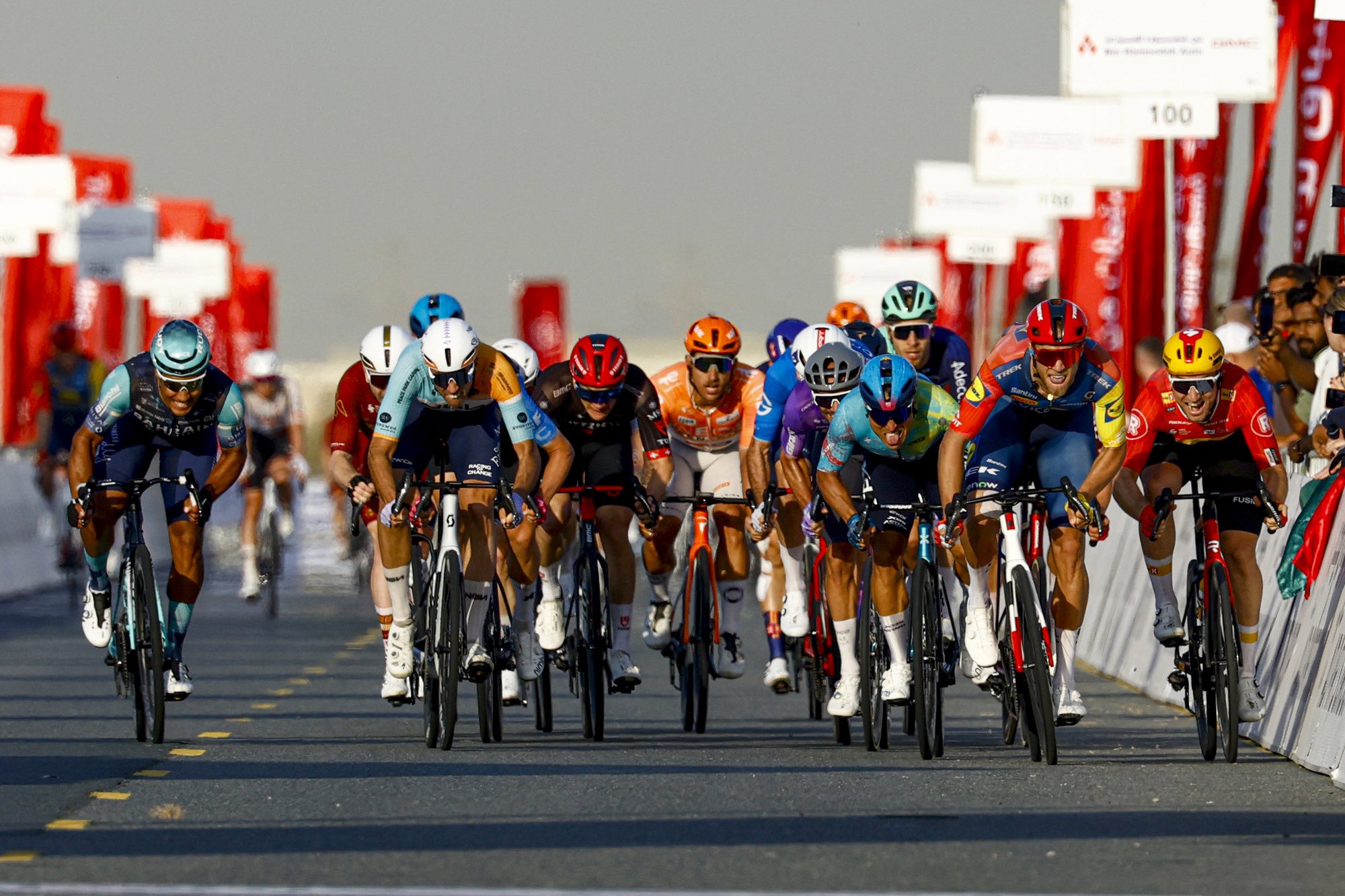 Милан взял второй этап подряд: итальянец выиграл спринт в Дубае