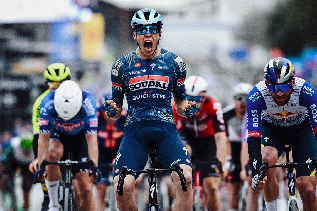 Манье взял второй спринт на Алгарве: спринтер Soudal — Quick Step разобрался с конкурентами в Лагосе