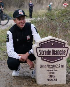 Тадей Погачар с именным камнем на Страде Бьянке