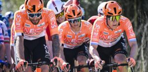 Гонщики команды INEOS Grenadiers