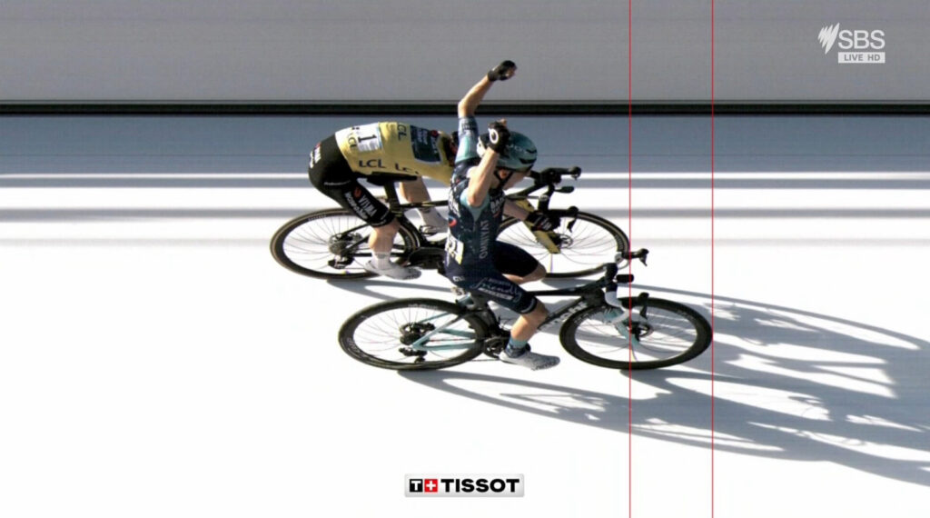 Ленни Мартинес и Йонас Вингегор на финише восьмого этапа «Париж — Ницца» 2026 года Ленни Мартинес и Йонас Вингегор на финише восьмого этапа «Париж — Ницца» 2026 года