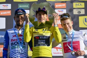 Даниэль Фелипе Мартинес, Йонас Вингегор и Георг Штайнхаузер на подиуме «Париж — Ницца — 2026»