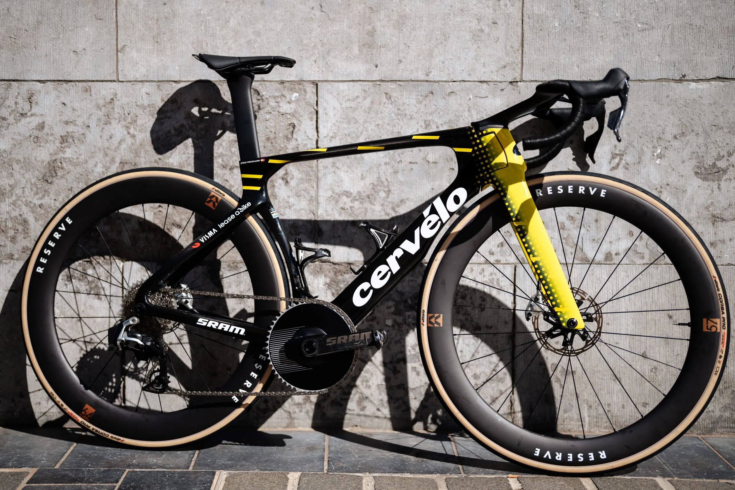 На&nbsp;чем ездит Йонас Вингегор в&nbsp;2026 году: детальный разбор и&nbsp;вес Cervélo S5 команды Visma | Lease a Bike