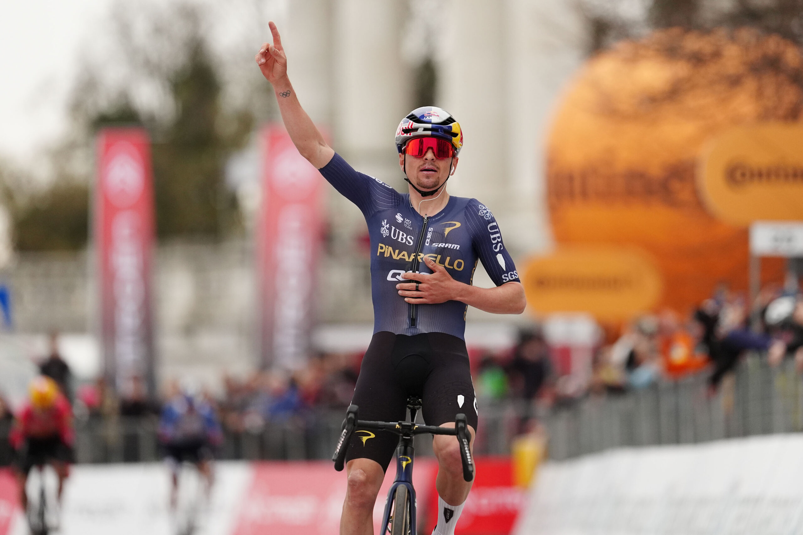 Пидкок покорил Супергу: британец выиграл Милан &mdash; Турин, опередив Роглича и&nbsp;Йоханнессена