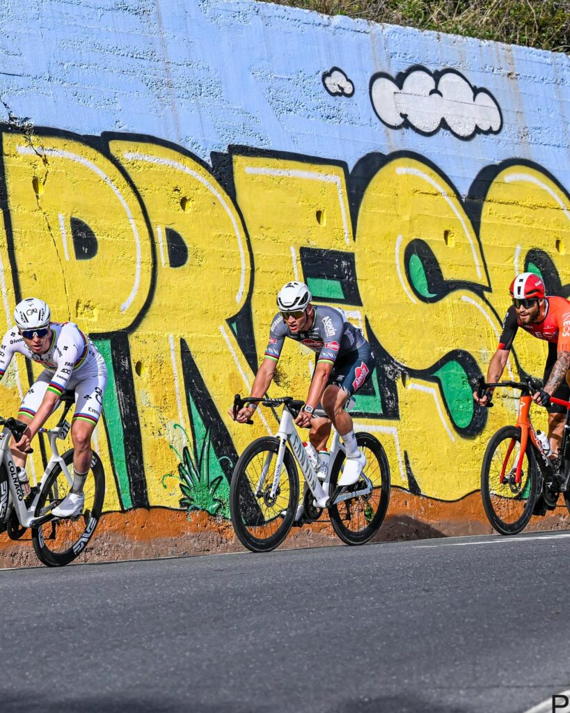 Тадей Погачар, Матье ван дер Пул и Филиппо Ганна на Чипрессе во время Милан — Сан-Ремо 2025 года