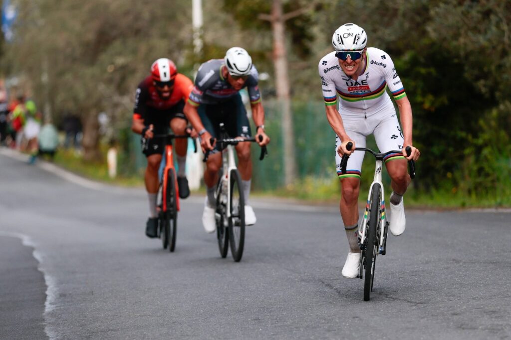 Филиппо Ганна, Матье ван дер Пул и Тадей Погачар во время атаки на Милан — Сан-Ремо 2025 года