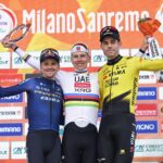 Том Пидкок, Тадей Погачар и Ваут ван Арт на подиуме Милана — Сан-Ремо 2026 года. Фото: Getty Images