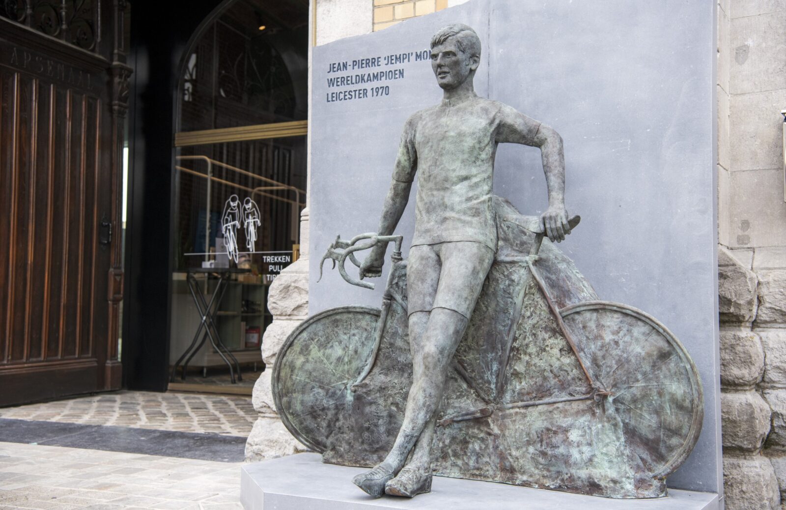 Памятник Жан-Пьеру Монсере Памятник Жан-Пьеру Монсере