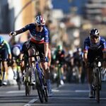 Дориан Годон и Ремко Эвенпул на финише первого этапа Вуэльты Каталонии 2026 года