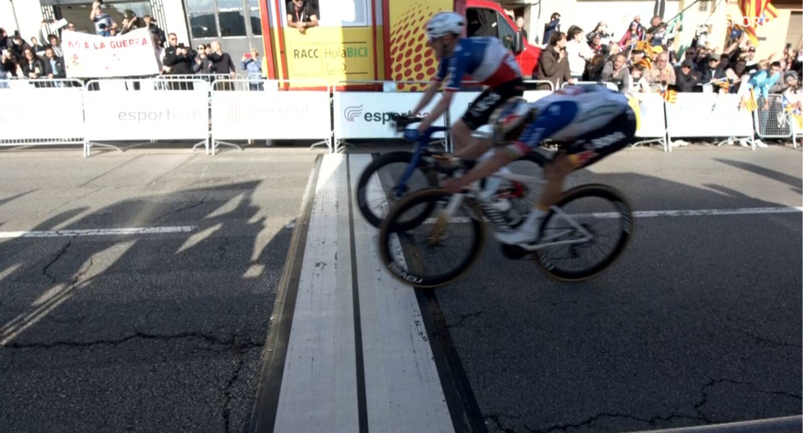 Дориан Годон и Ремко Эвенпул перед финишной чертой первого этапа Вуэльты Каталонии 2026 года