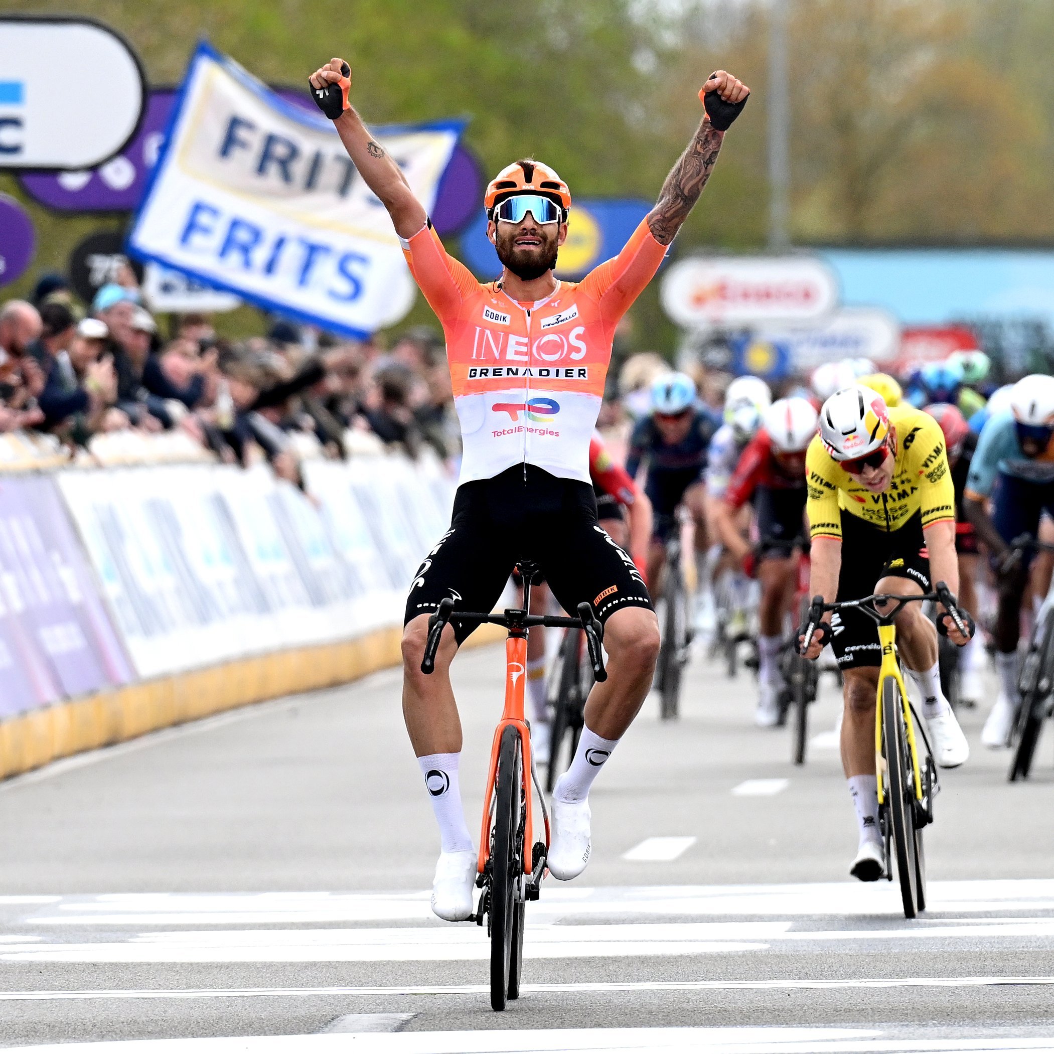 Филиппо Ганна обогнал Ваута ван Аэрта на&nbsp;финише и&nbsp;выиграл Dwars door Vlaanderen