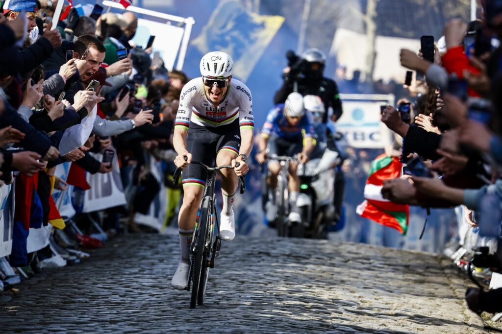 Тадей Погачар и Матье ван дер Пул (на заднем плане) на Туре Фландрии — 2026