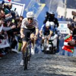 Тадей Погачар и Матье ван дер Пул (на заднем плане) на Туре Фландрии — 2026