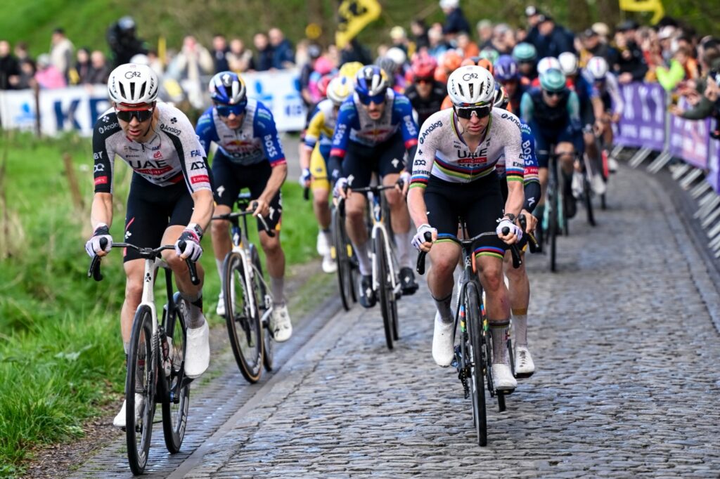 Флориан Вермеерш и Тадей Погачар во время Тура Фландрии — 2026