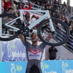 Матье ван дер Пул на финише Париж — Рубе 2025 года